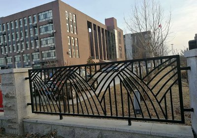 工业北路铁艺护栏安装